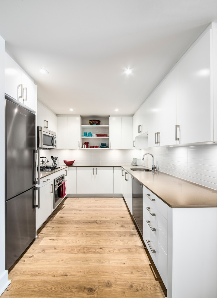 Transitional kitchen photo in Ottawa