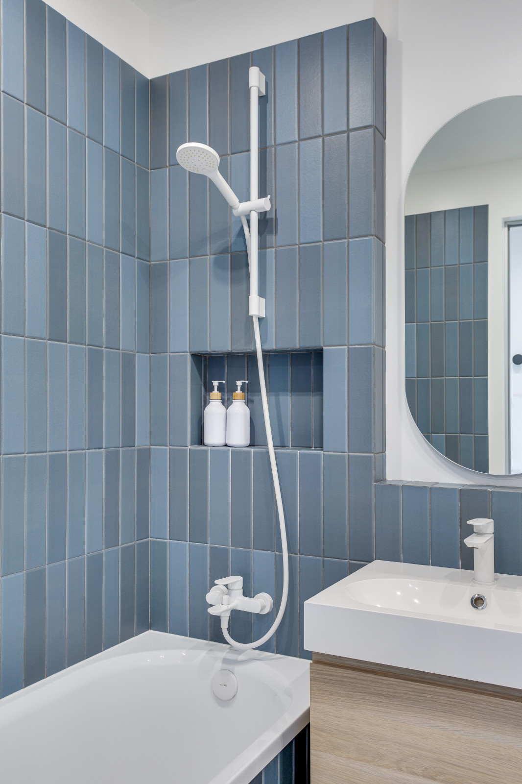 Акцентная белая сантехника в синей ванной