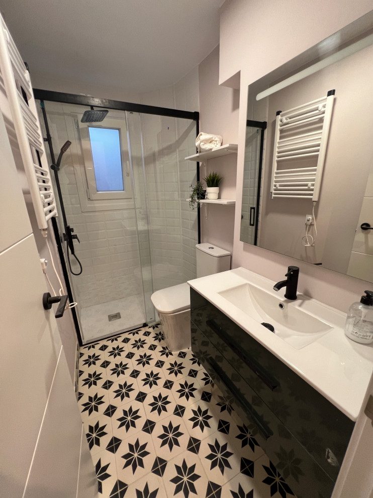 Свежая идея для дизайна: маленькая ванная комната в стиле модернизм с фасадами островного типа, белыми фасадами, душем без бортиков, унитазом-моноблоком, белой плиткой, керамической плиткой, серыми стенами, полом из керамической плитки, душевой кабиной, накладной раковиной, белым полом, душем с раздвижными дверями, окном, тумбой под одну раковину и встроенной тумбой для на участке и в саду - отличное фото интерьера