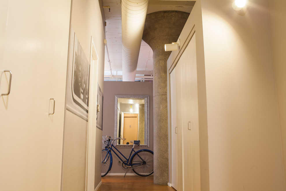 This is an example of a contemporary entryway in Chicago.