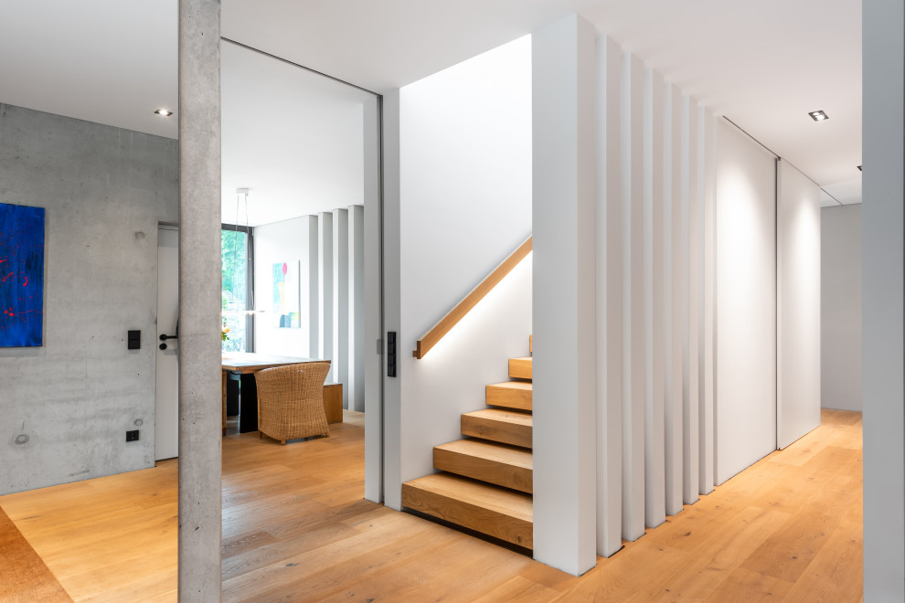 Großes, Offenes Modernes Wohnzimmer mit Laminat in Hamburg