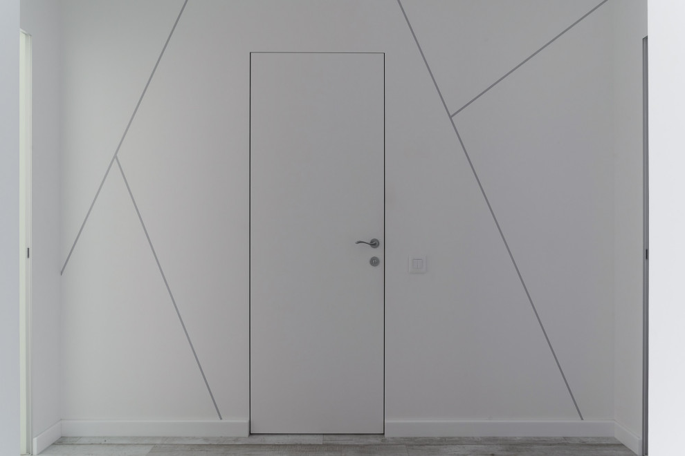 На фото: коридор среднего размера: освещение в современном стиле с белыми стенами, полом из керамогранита и серым полом