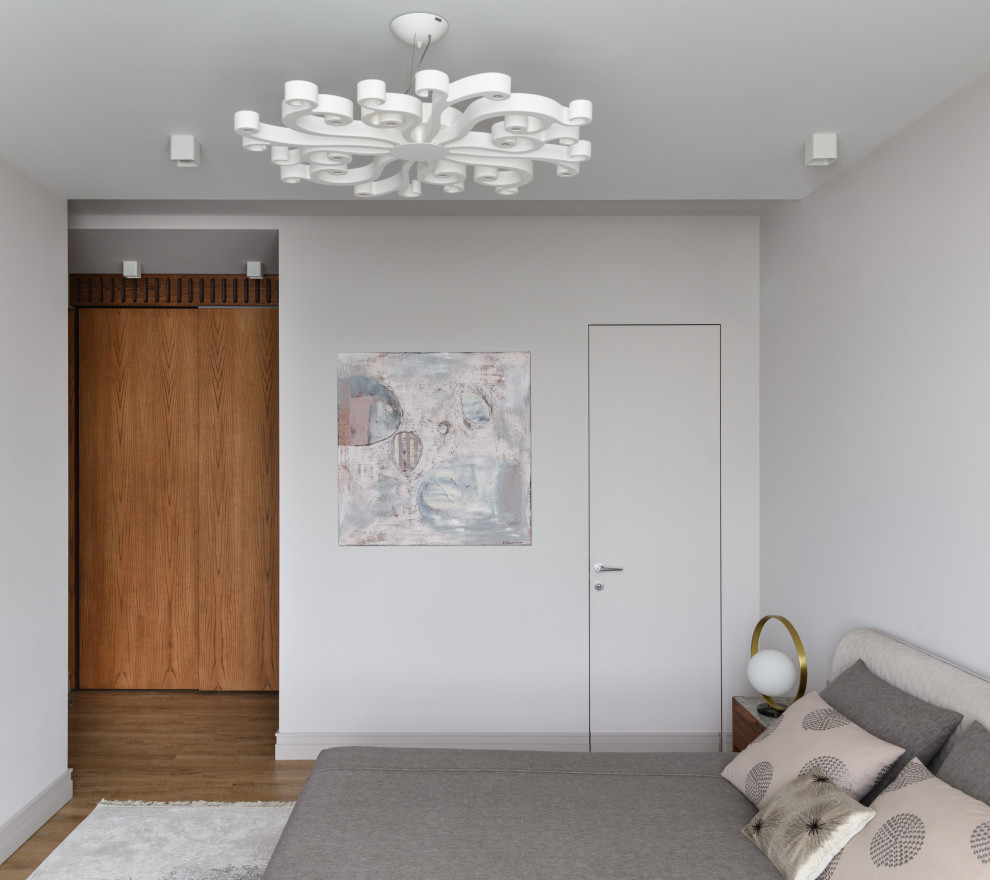 Imagen de dormitorio principal contemporáneo de tamaño medio con paredes grises, suelo vinílico y suelo beige