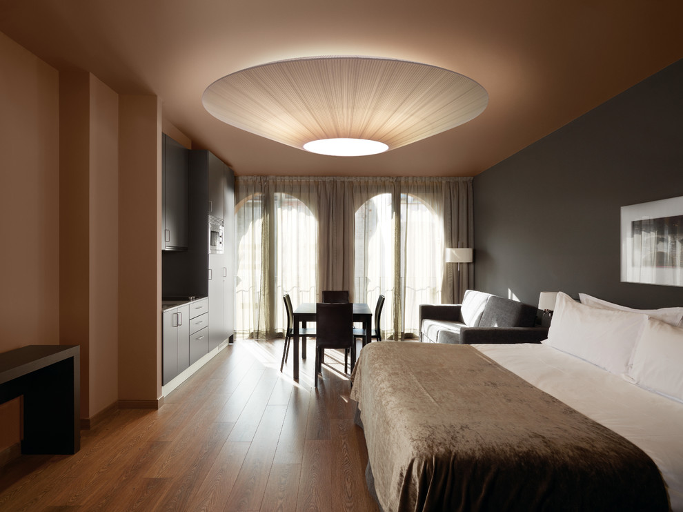 Inspiration for a transitional bedroom in Munich.