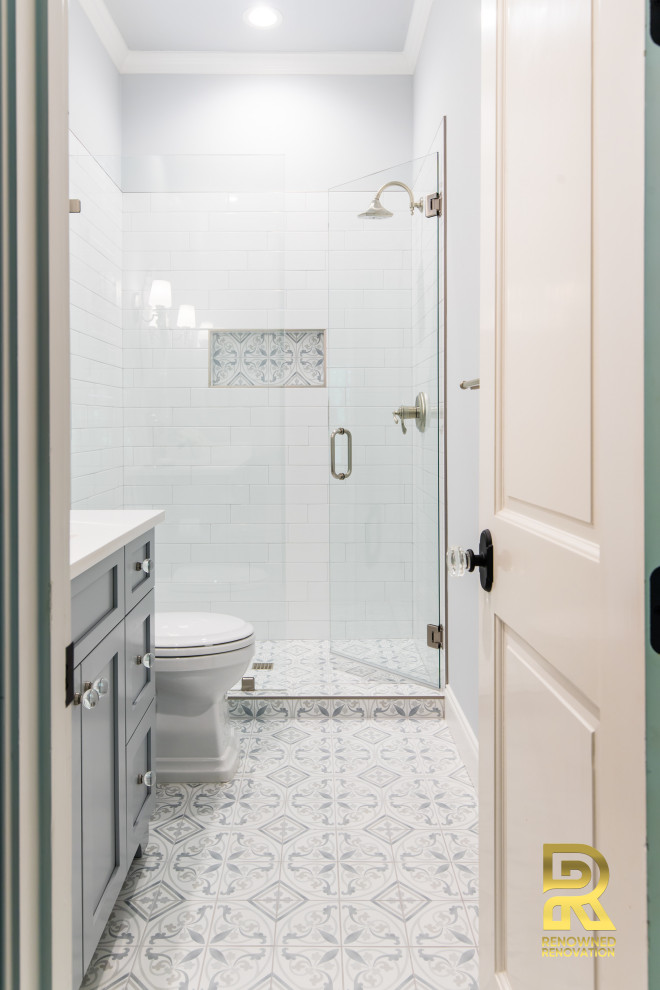 Idéer för ett mellanstort klassiskt badrum, med skåp i shakerstil, grå skåp, tunnelbanekakel, grå väggar, klinkergolv i porslin, ett undermonterad handfat, bänkskiva i kvarts och dusch med gångjärnsdörr
