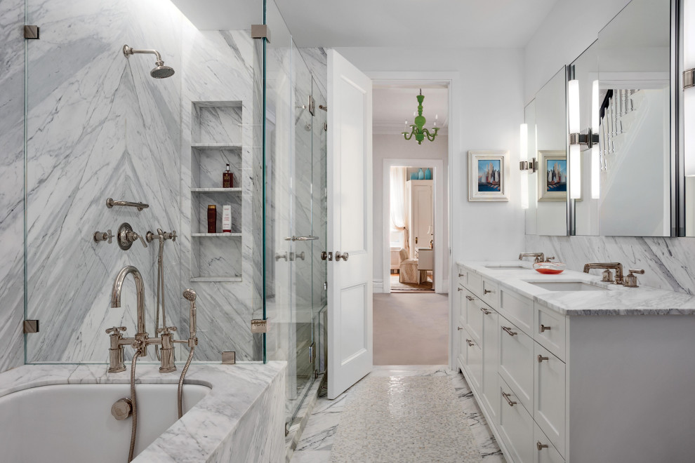 Источник вдохновения для домашнего уюта: ванная комната в стиле неоклассика (современная классика) с фасадами в стиле шейкер, белыми фасадами, полновстраиваемой ванной, угловым душем, белыми стенами, врезной раковиной, белым полом, душем с распашными дверями, белой столешницей, тумбой под одну раковину и встроенной тумбой