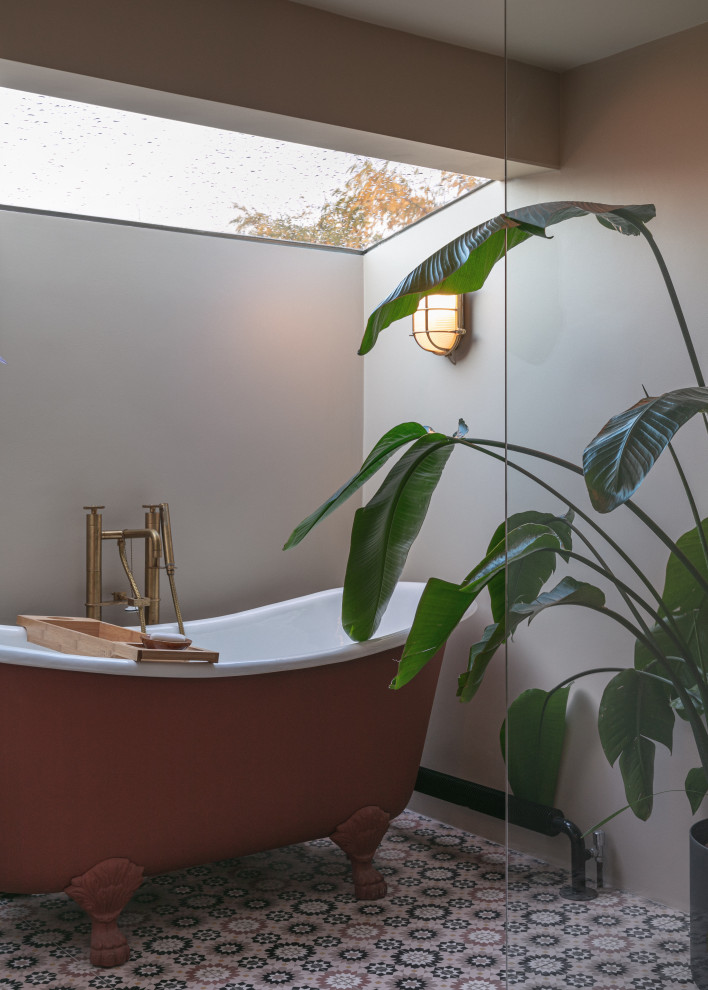 Idéer för stora funkis en-suite badrum, med ett badkar med tassar, beige väggar och klinkergolv i keramik
