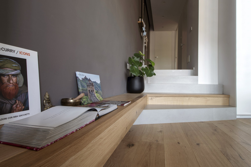 Ejemplo de escalera recta actual pequeña con escalones con baldosas y contrahuellas con baldosas y/o azulejos