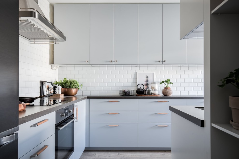 Esempio di una cucina a L scandinava con ante lisce, ante grigie, paraspruzzi bianco, paraspruzzi con piastrelle diamantate, pavimento grigio e top grigio