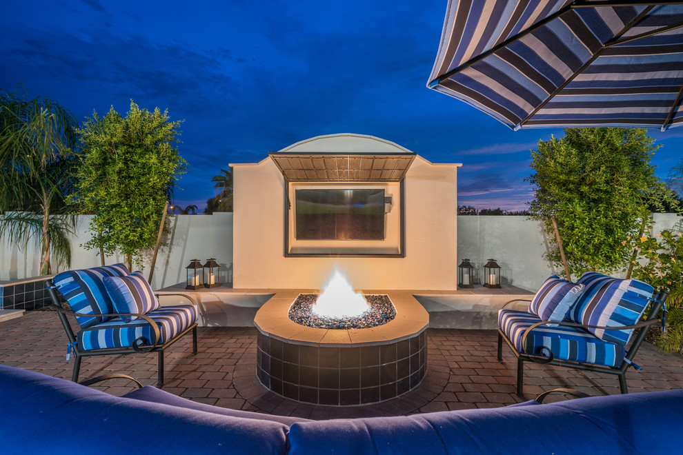 Example of a transitional home design design in Phoenix