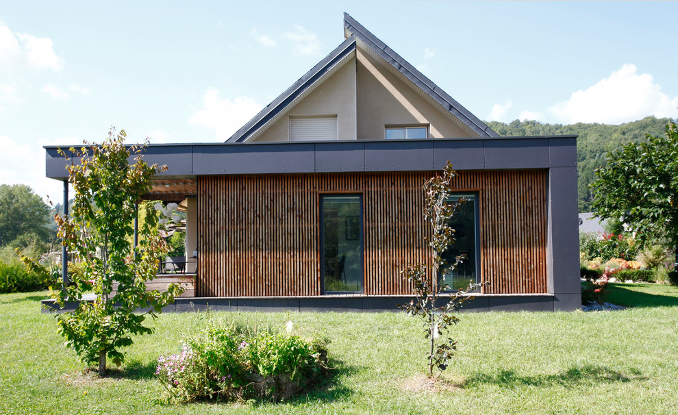 Inspiration for a mid-sized contemporary two-storey exterior in Clermont-Ferrand with mixed siding.