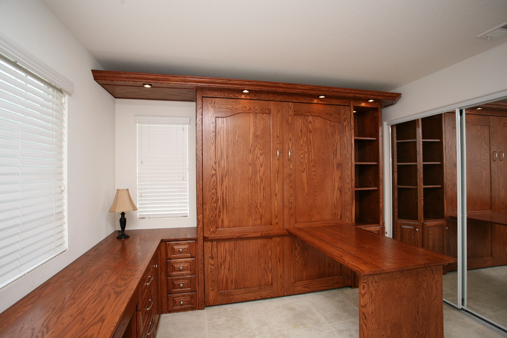 Photo of a traditional home office in Orange County.