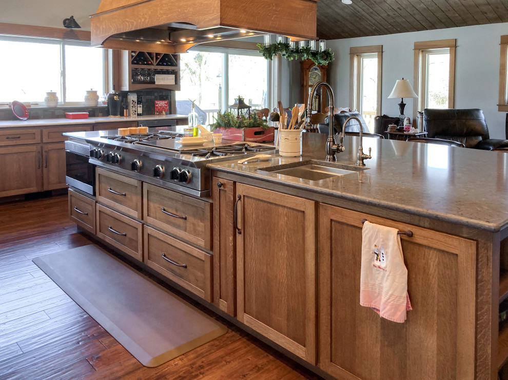 Foto på ett stort amerikanskt grå kök, med en rustik diskho, skåp i shakerstil, skåp i mellenmörkt trä, flerfärgad stänkskydd, stänkskydd i stenkakel, rostfria vitvaror, mellanmörkt trägolv, en köksö och brunt golv