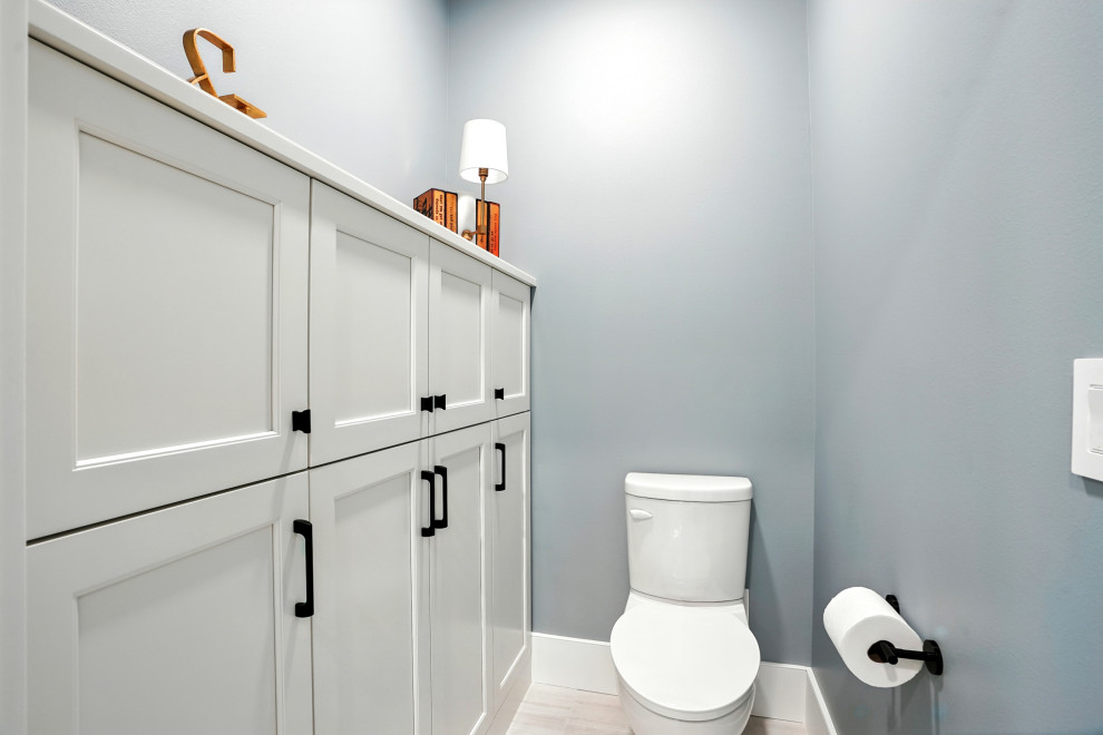 Transitional home design photo in Cedar Rapids