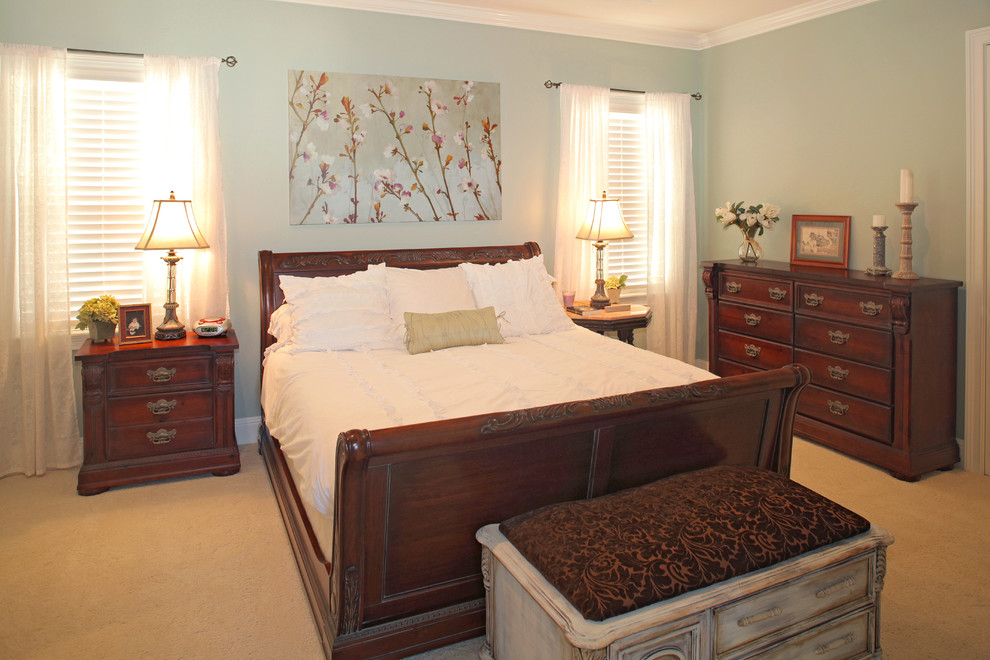 Design ideas for a traditional bedroom in Tampa.