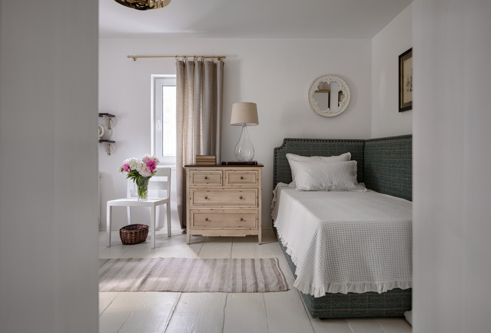 Kleines Skandinavisches Hauptschlafzimmer mit weißer Wandfarbe, gebeiztem Holzboden, Kamin, gefliester Kaminumrandung, weißem Boden, Kassettendecke und vertäfelten Wänden in Sonstige