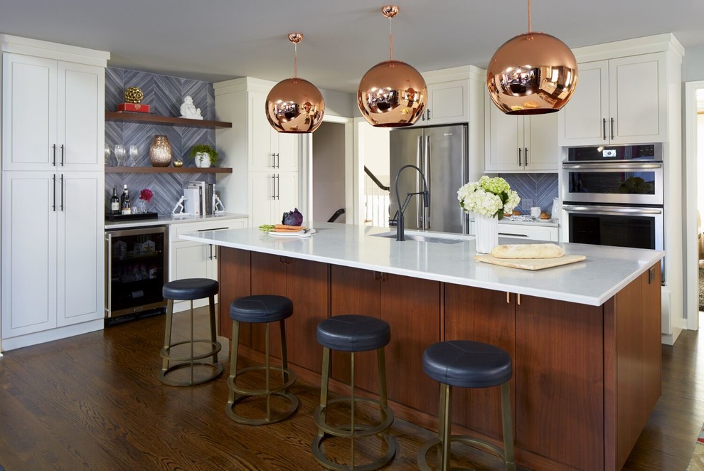 Mid-sized transitional u-shaped dark wood floor eat-in kitchen photo in New York with an undermount sink, quartz countertops, gray backsplash, stone tile backsplash, stainless steel appliances, an island, shaker cabinets and white cabinets