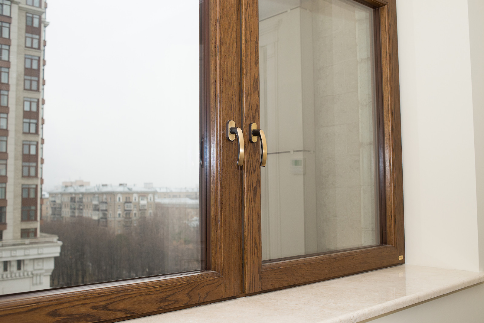 Дубовые окна в Триумф Паласе (дерево-алюминиевые окна)