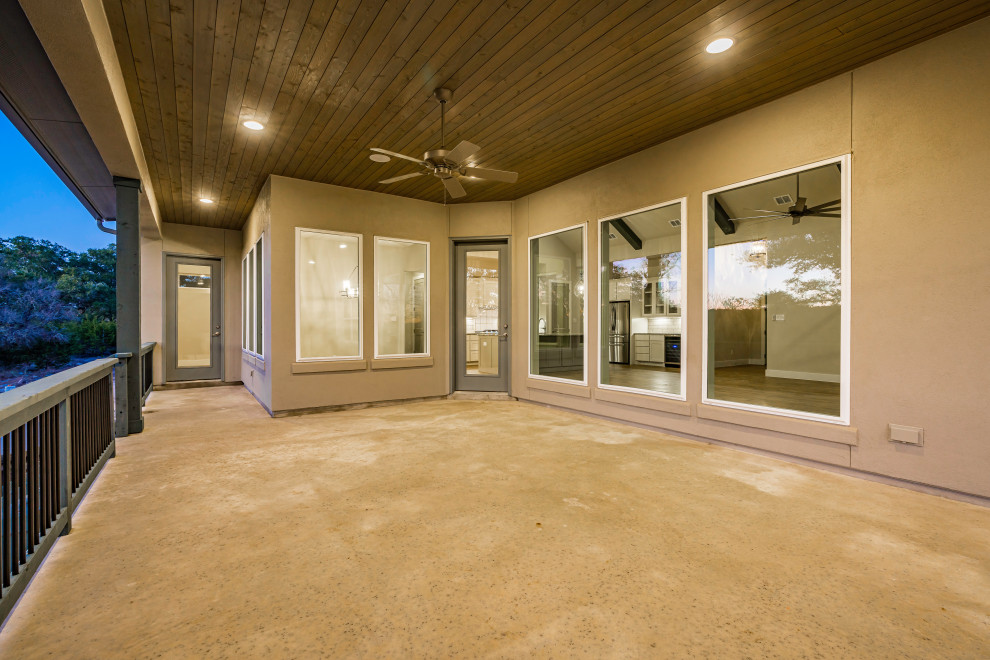 Transitional home design photo in Austin