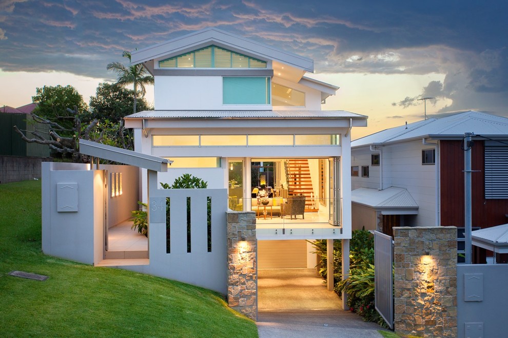 Photo of a mid-sized modern front yard garden in Brisbane.