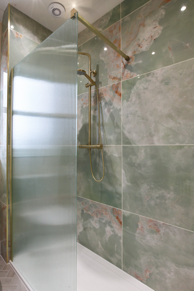 Пример оригинального дизайна: маленькая главная ванная комната в классическом стиле с фасадами в стиле шейкер, открытым душем, унитазом-моноблоком, зеленой плиткой, керамогранитной плиткой, розовыми стенами, полом из керамогранита, серым полом, открытым душем, нишей, тумбой под одну раковину и напольной тумбой для на участке и в саду