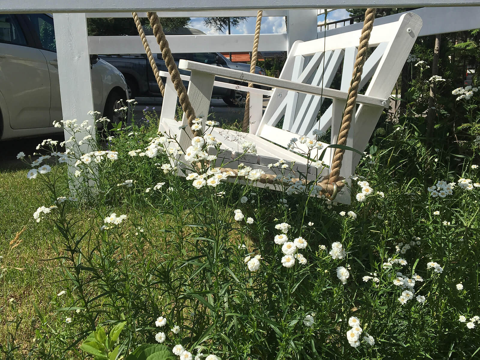 Деревянные качели с веревочным подвесом