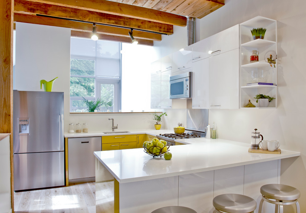 Design ideas for a modern kitchen in Other with stainless steel appliances.