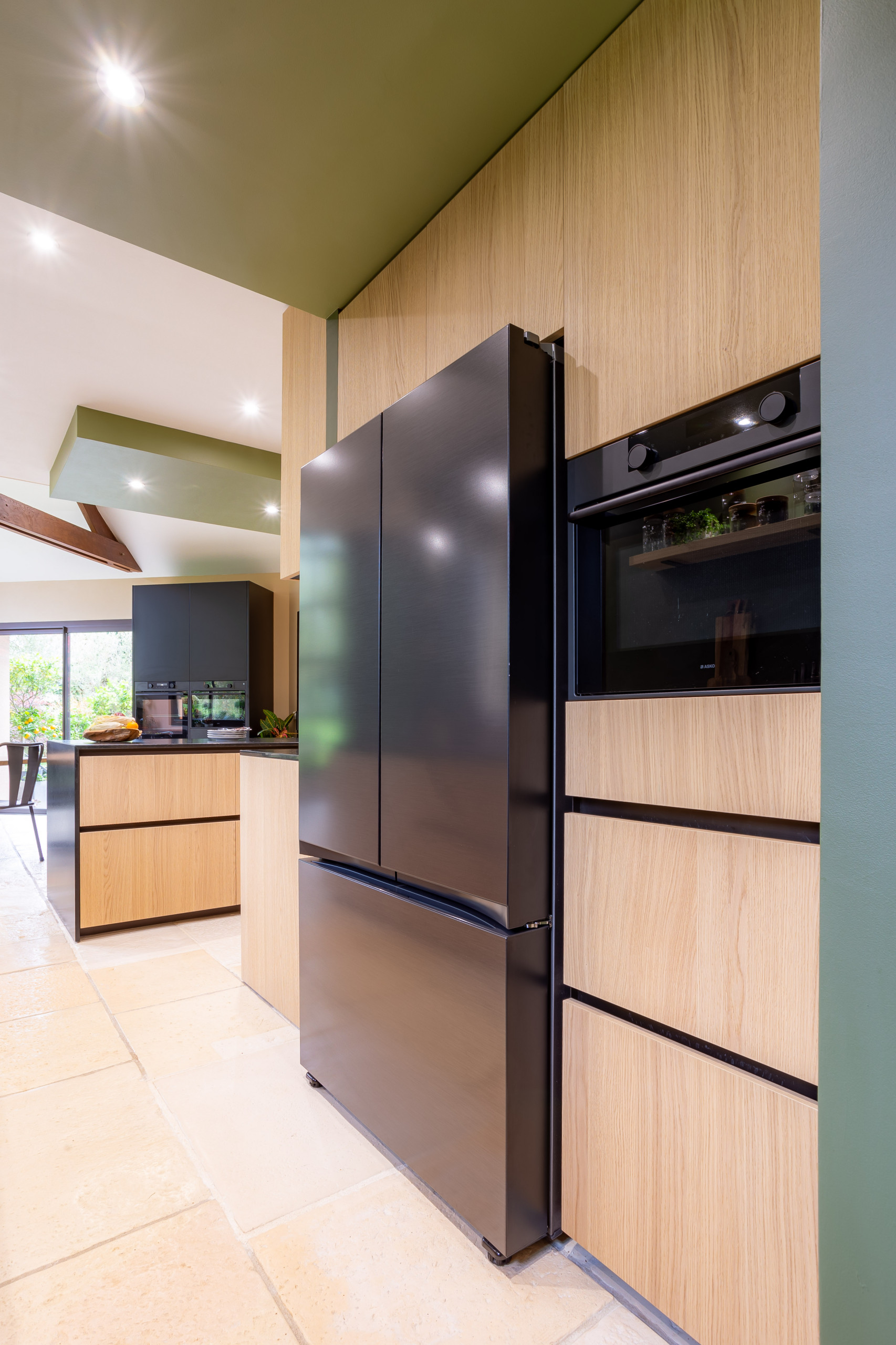 Réalisation d'une cuisine en bois dans un écrin végétal