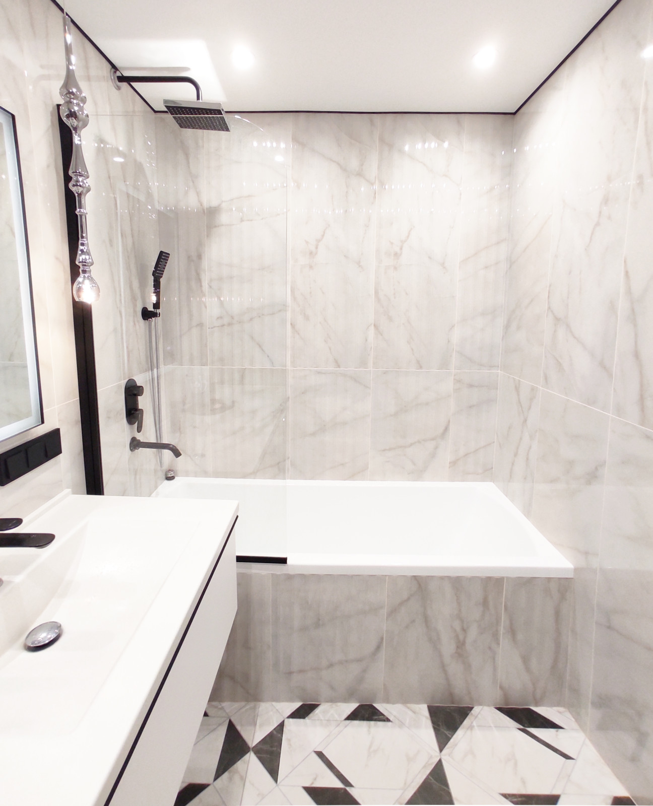 Черно-белая ванная комната 4,45 кв.