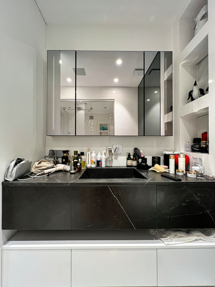 Шкаф для ванной с зеркальным интерактивным фасадом - умная мебель для ванной!