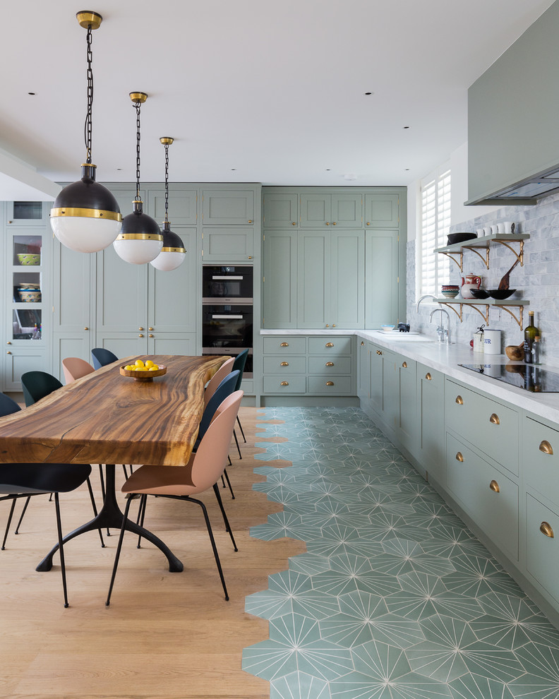 Inspiration for a mid-sized traditional kitchen in London.