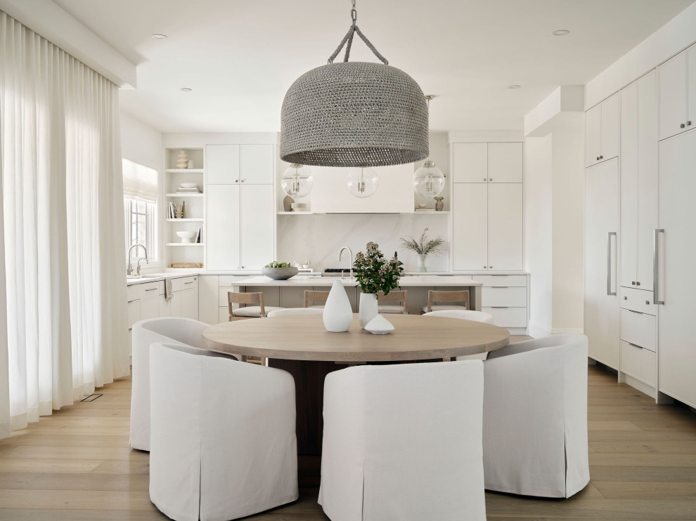 Kitchen - transitional kitchen idea in Toronto
