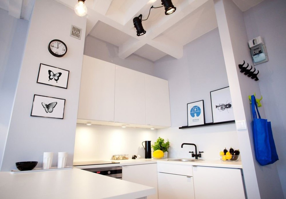 Photo of a small contemporary kitchen in Moscow.