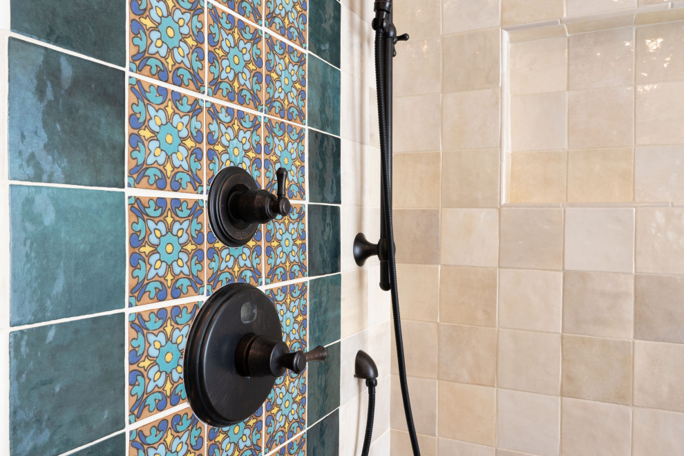 Пример оригинального дизайна: большая главная ванная комната в средиземноморском стиле с темными деревянными фасадами, отдельно стоящей ванной, угловым душем, унитазом-моноблоком, бежевой плиткой, керамогранитной плиткой, белыми стенами, полом из терракотовой плитки, врезной раковиной, столешницей из искусственного кварца, коричневым полом, душем с распашными дверями, бежевой столешницей, нишей, тумбой под две раковины, встроенной тумбой и сводчатым потолком