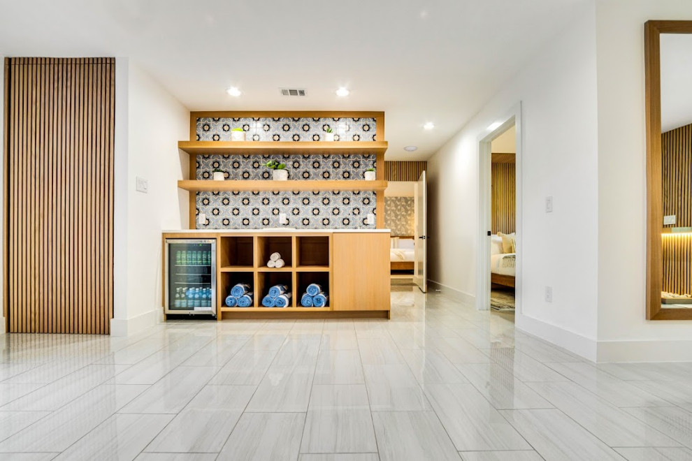 Multifunktionaler, Mittelgroßer Moderner Fitnessraum mit Keramikboden und weißem Boden in Dallas