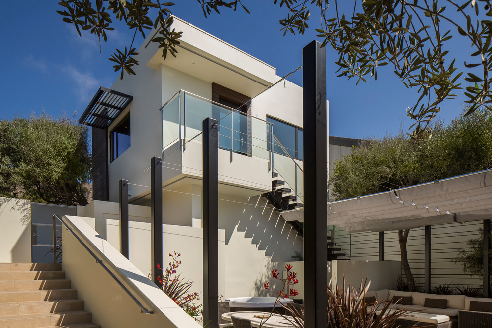 Inspiration for a modern home design remodel in Los Angeles