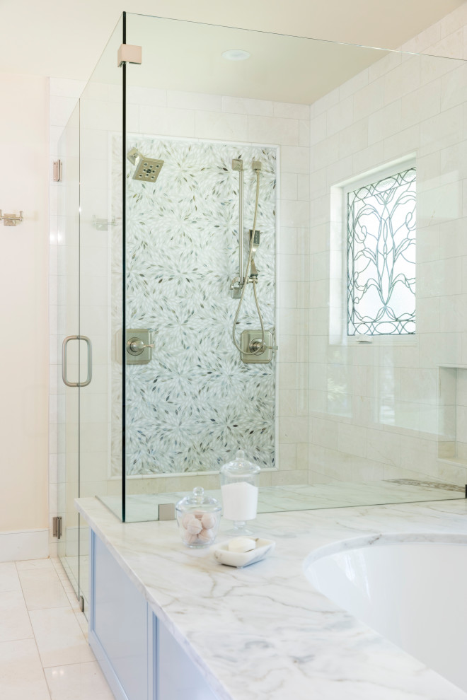 Свежая идея для дизайна: большая главная ванная комната в классическом стиле с фасадами с декоративным кантом, синими фасадами, полновстраиваемой ванной, угловым душем, желтой плиткой, плиткой из известняка, белыми стенами, полом из известняка, врезной раковиной, столешницей из кварцита, бежевым полом, душем с распашными дверями, разноцветной столешницей, сиденьем для душа, тумбой под две раковины и встроенной тумбой - отличное фото интерьера