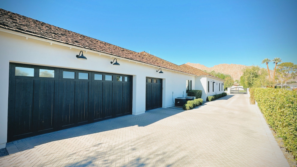 Home design - transitional home design idea in Phoenix