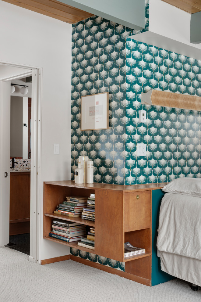 ミネアポリスにある中くらいなミッドセンチュリースタイルのおしゃれな主寝室 (白い壁、カーペット敷き、白い床、表し梁、壁紙) のレイアウト