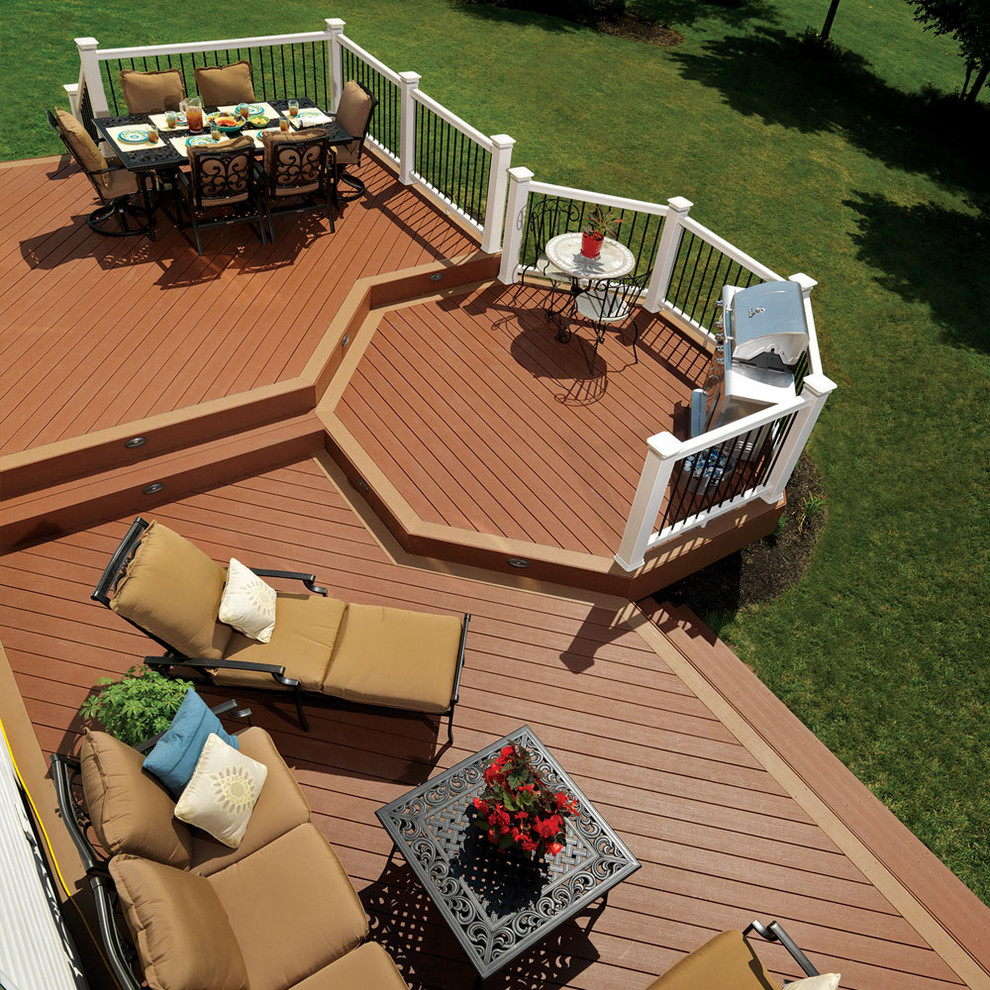 Photo of a mid-sized transitional backyard deck in Chicago with no cover.