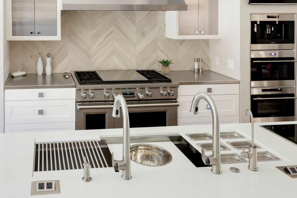 Kitchen - transitional kitchen idea in Minneapolis