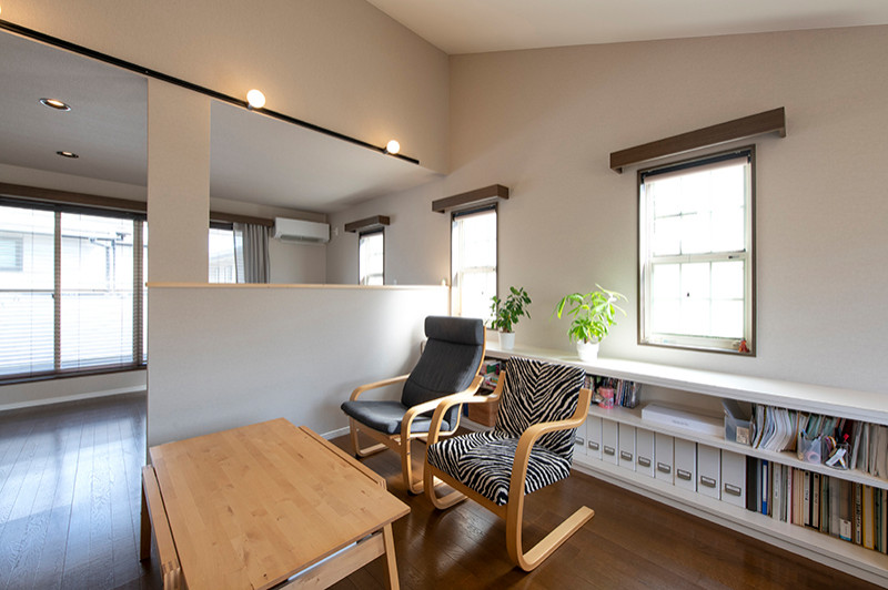 Idée de décoration pour un grand bureau design avec un mur beige, un sol en contreplaqué, un bureau indépendant, un sol marron, un plafond en papier peint et du papier peint.