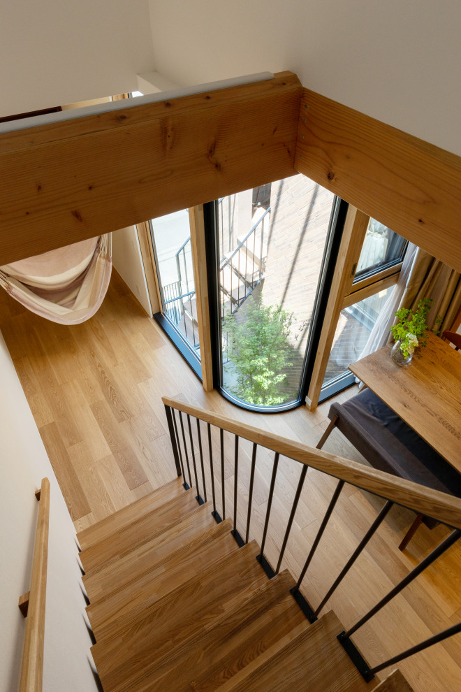 Große Moderne Treppe in U-Form mit Tapetenwänden und Holz-Setzstufen in Tokio