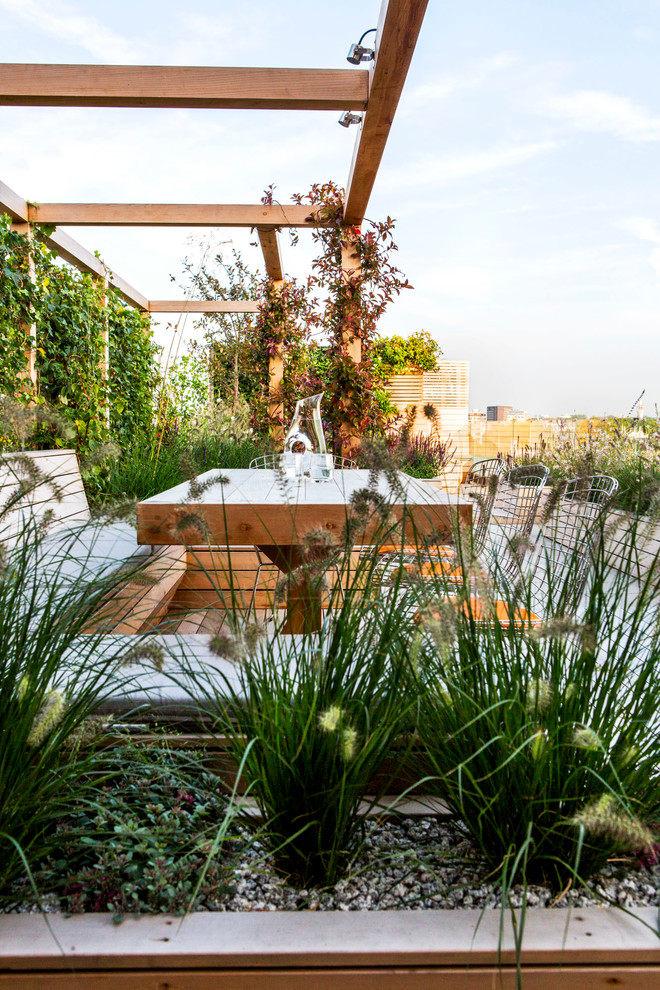 Photo of a large modern rooftop full sun garden in London.