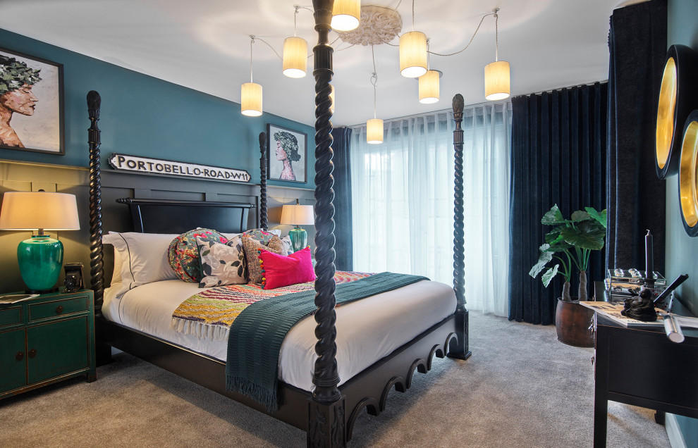 На фото: хозяйская спальня среднего размера в современном стиле с синими стенами, ковровым покрытием, серым полом, панелями на части стены и акцентной стеной с