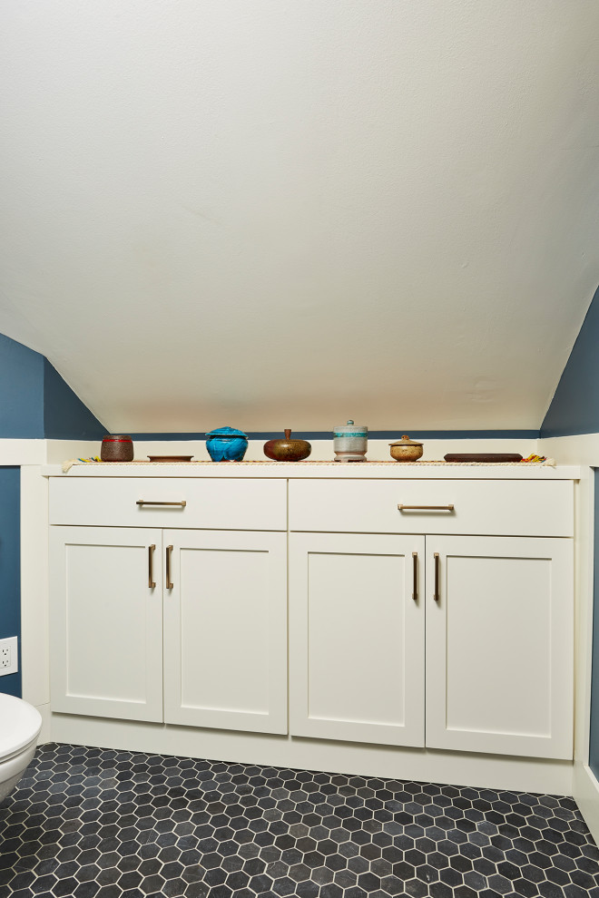 Пример оригинального дизайна: ванная комната среднего размера в стиле неоклассика (современная классика) с душем в нише, раздельным унитазом, синими стенами, мраморным полом, душевой кабиной, подвесной раковиной, черным полом, душем с распашными дверями, тумбой под одну раковину и подвесной тумбой