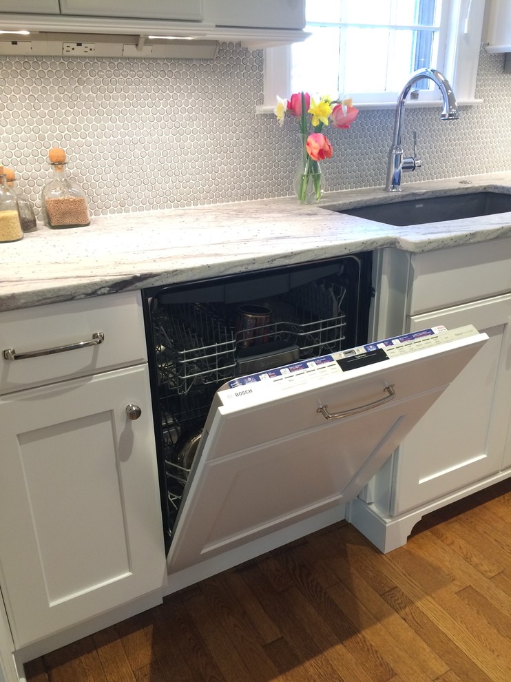 Example of a mid-sized transitional u-shaped medium tone wood floor eat-in kitchen design with an undermount sink, shaker cabinets, white cabinets, granite countertops, gray backsplash, mosaic tile backsplash, colored appliances and an island
