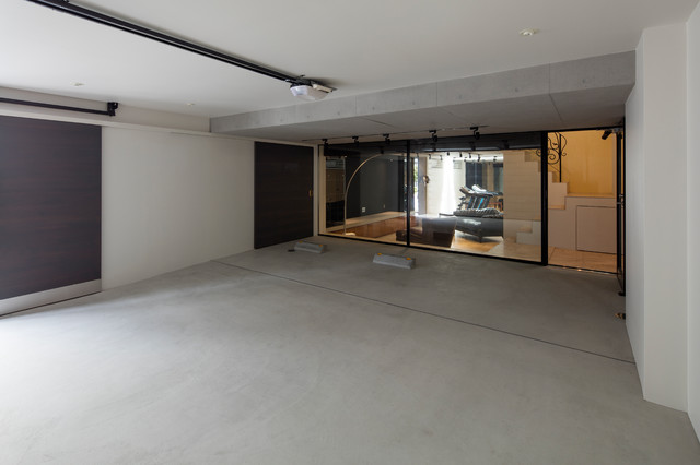 駅前通りの家 moderne-garage