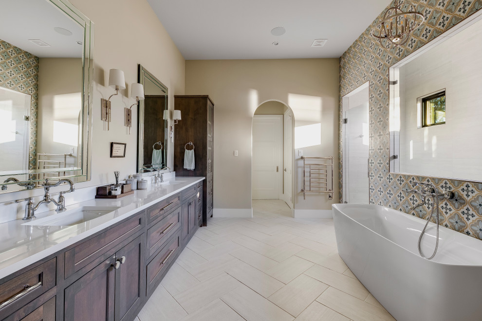 Foto di una stanza da bagno mediterranea con ante lisce, piastrelle di cemento, pavimento in gres porcellanato, top in quarzo composito e due lavabi