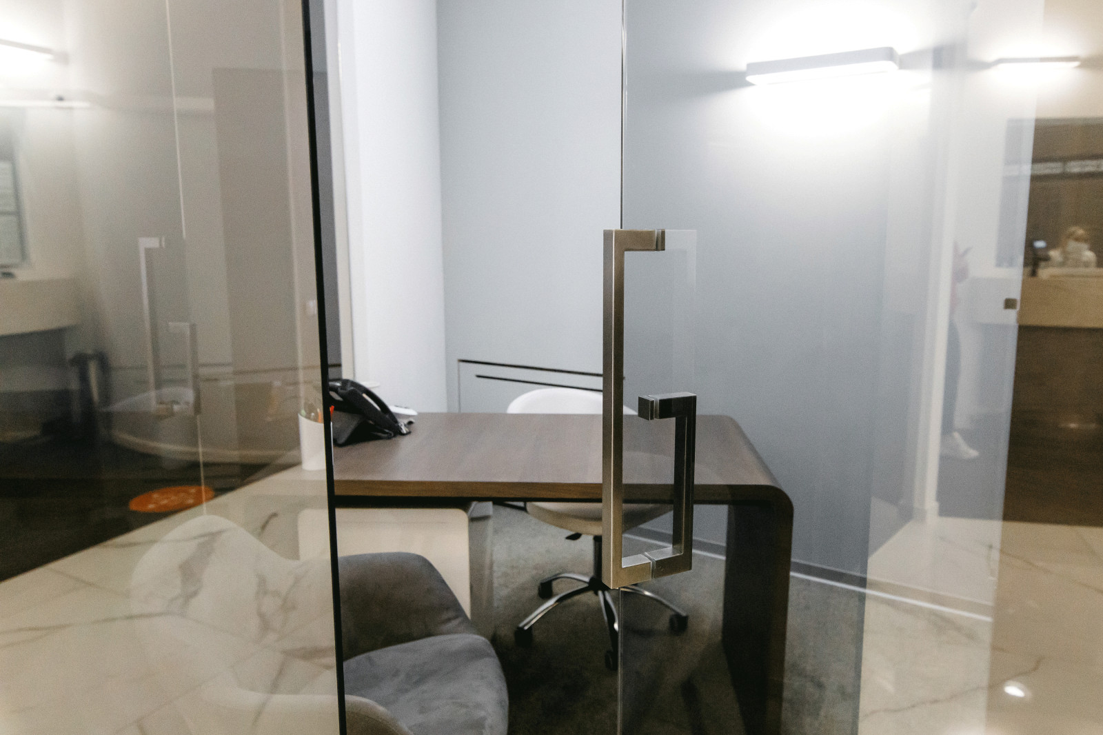 Стеклянные ограждения с тонировкой для создания приватной обстановки в кабинетах